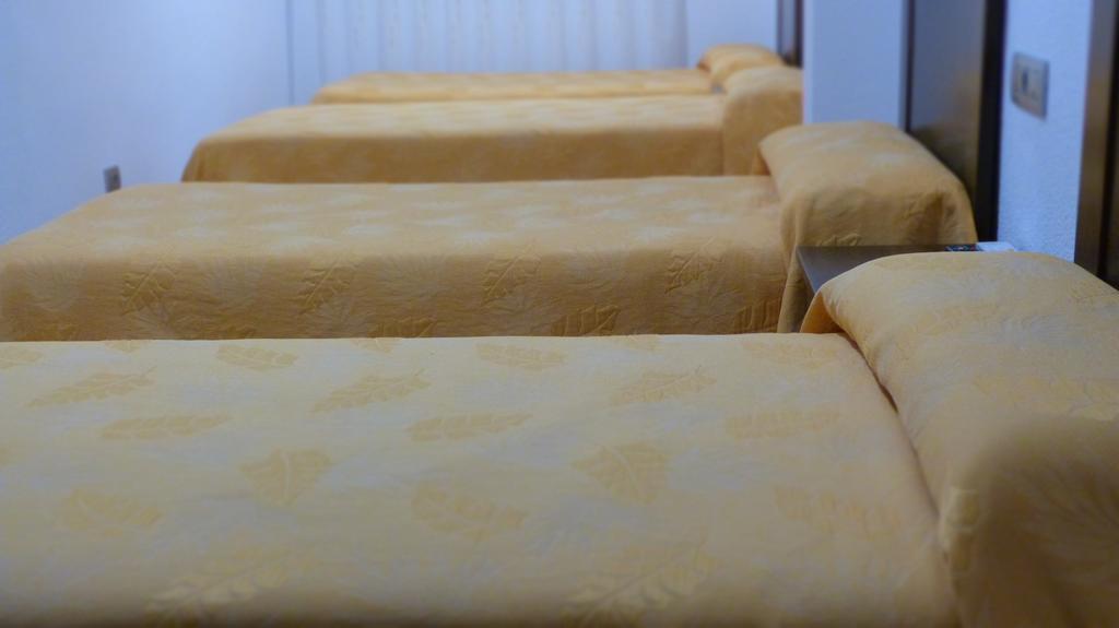 Hostal Restaurante La Masia Vila-real Kültér fotó